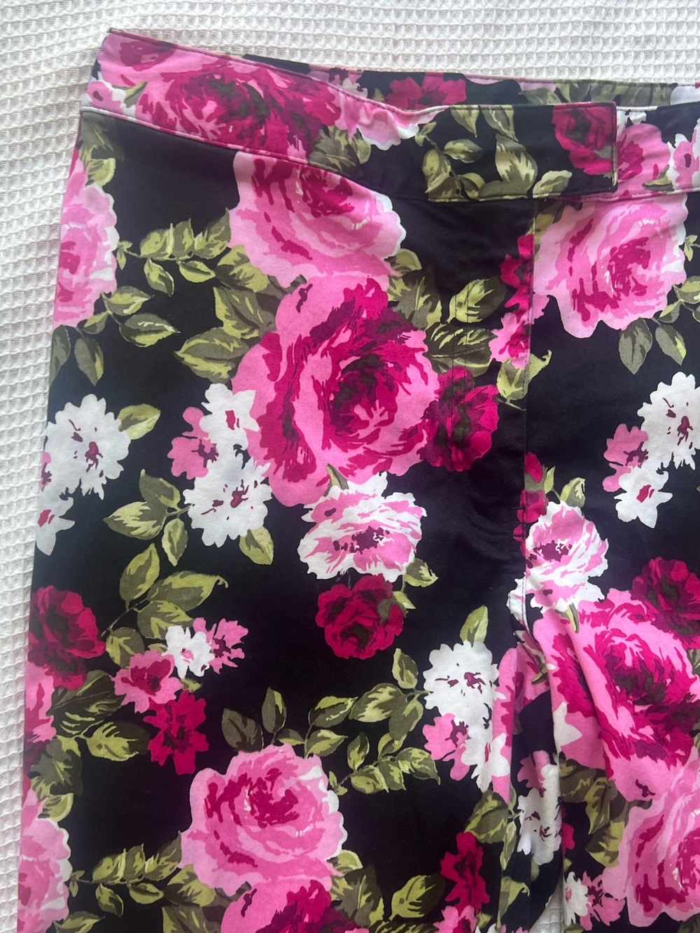 St. John’s Bay 16P Petite Floral Rose Cropped Pants Stretch Cotton Pink Black - Picture 6 of 7